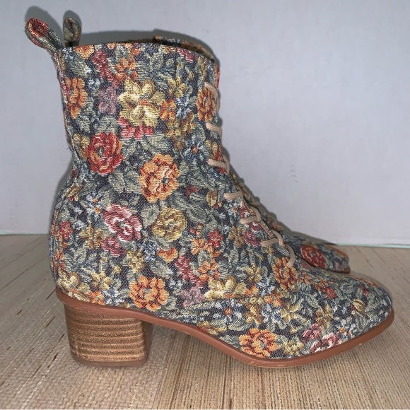 Anthropologie Sadie Lace-Up Boots Size 37, Vintage Victorian Floral US 7 Narrow - Picture 3 of 12